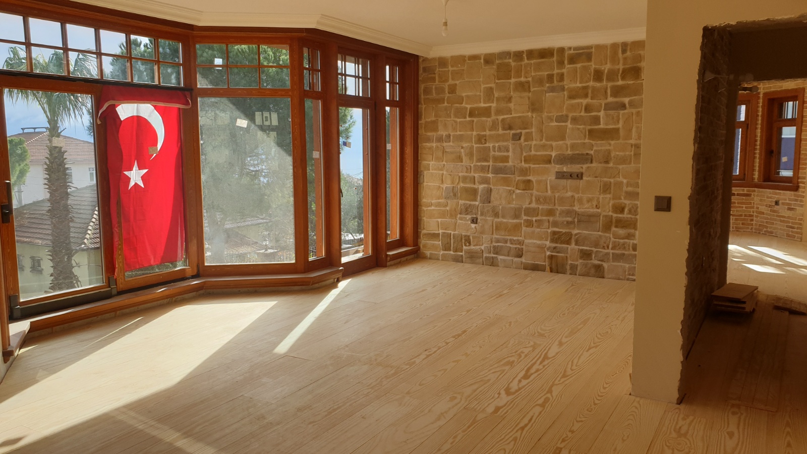 KONTRPLAK ÜZERİ GENİŞ MASİF AHŞAP PARKE ve KÜLTÜR TUĞLASI ÇALIŞMAMIZ