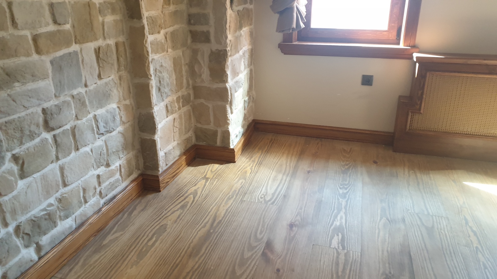 KONTRPLAK ÜZERİ GENİŞ MASİF AHŞAP PARKE ve SÜPÜRGELİK UYGULAMAMIZ