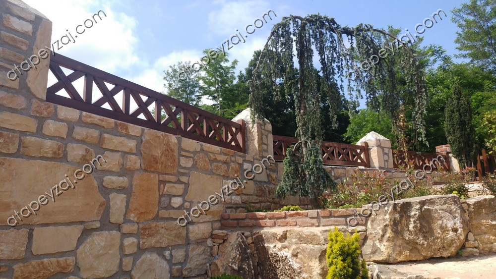 Taş Duvar - Ahşap çit