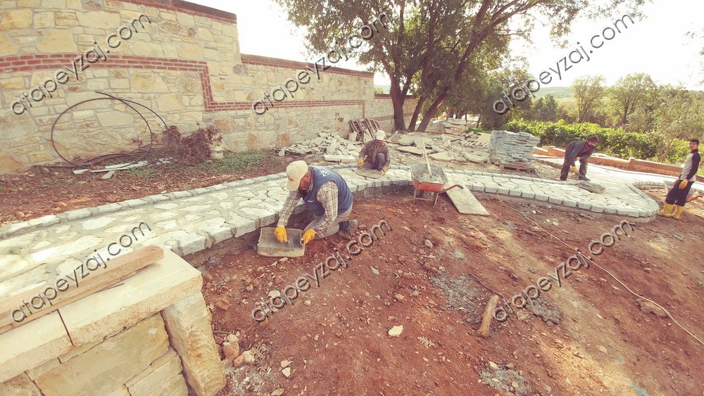 Eskitme beyaz kayrak ile yürüyüş yolu çalışması