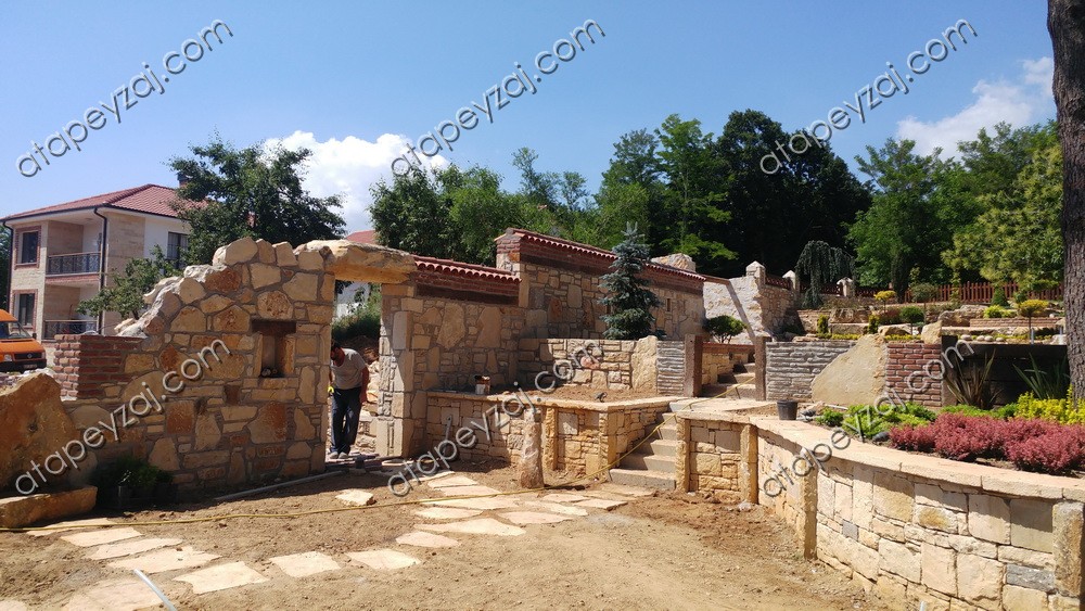 Yan giriş kapısı, taş duvar işleri