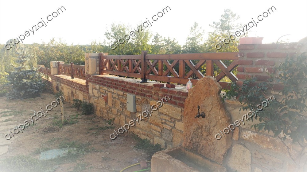 TAş çeşme - duvar- Ahşap çit