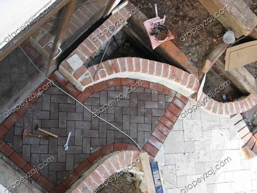 Işıklar tuğla Villa  bahçe  giriş